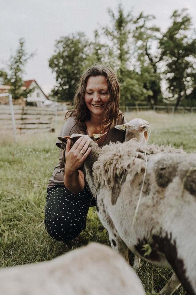Teambuilding Yoga Auszeit mit Tieren Schafen Leipzig Halle Merseburg Saalekreis